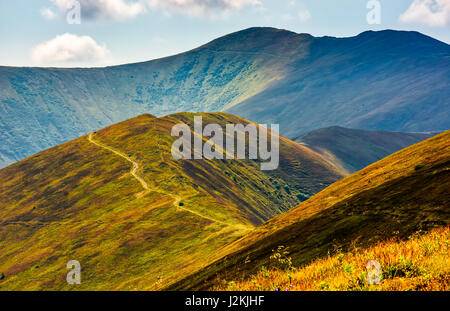 Beau paysage d'été. pré herbeux sur une colline de crête de montagne. beau temps avec ciel bleu et quelques nuages Banque D'Images