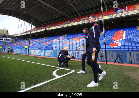 Burnley's Michael Keane et George Boyd avant le premier match de championnat à Selhurst Park, Londres. ASSOCIATION DE PRESSE Photo. Photo date : Samedi 29 Avril, 2017. Voir l'ACTIVITÉ DE SOCCER histoire Palace. Crédit photo doit se lire : Nigel Français/PA Wire. RESTRICTIONS : EDITORIAL N'utilisez que pas d'utilisation non autorisée avec l'audio, vidéo, données, listes de luminaire, club ou la Ligue de logos ou services 'live'. En ligne De-match utilisation limitée à 75 images, aucune émulation. Aucune utilisation de pari, de jeux ou d'un club ou la ligue/dvd publications. Banque D'Images