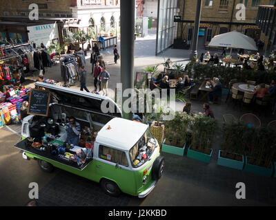 Volkwagen converti le camping-car dans l'alimentation de rue vente Spitalfield Market Banque D'Images