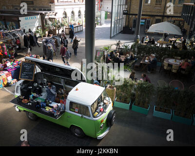 Volkwagen converti le camping-car dans l'alimentation de rue vente Spitalfield Market Banque D'Images