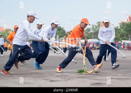 Un jeu de l'Hockey traditionnel Tikhy ou Hockey Lao lors d'une cérémonie à la Pha That Luang Festival dans la ville de Vientiane au Laos dans le southeastasi Banque D'Images