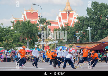 Un jeu de l'Hockey traditionnel Tikhy ou Hockey Lao lors d'une cérémonie à la Pha That Luang Festival dans la ville de Vientiane au Laos dans le southeastasi Banque D'Images