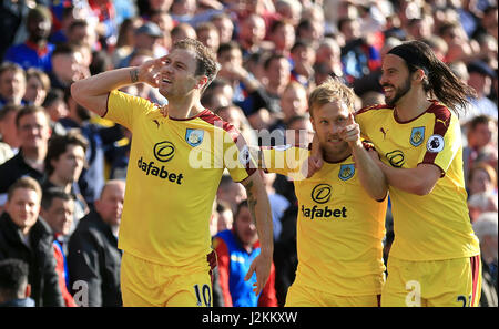 Burnley's Ashley Barnes (à gauche) fête marquant son premier but de la partie avec des coéquipiers Scott Arfield (centre) et George Boyd au cours de la Premier League match à Selhurst Park, Londres. Banque D'Images