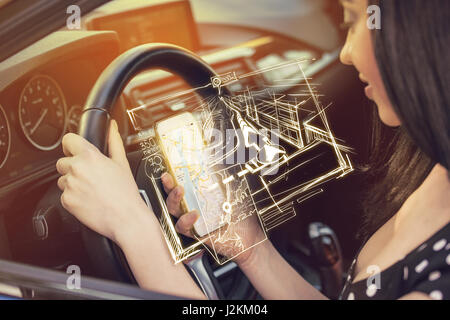 La recherche de la bonne destination. Femme à l'aide de téléphone mobile pour trouver les indications en conduisant une voiture Banque D'Images