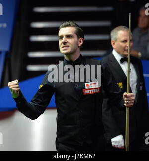 Mark Selby célèbre remportant son match de demi-finale contre Ding Junhui sur quinze jours du championnat du monde de snooker Betfred à The Crucible Theatre, Sheffield. Banque D'Images