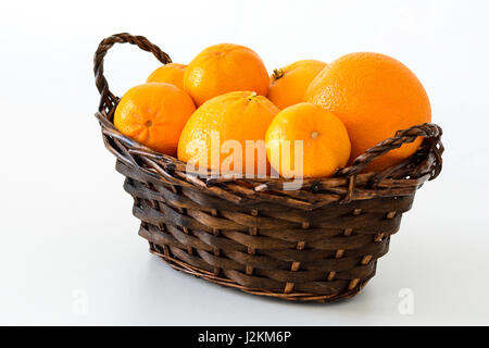 Libre d'un panier d'oranges et mandarines sur un fond blanc Banque D'Images