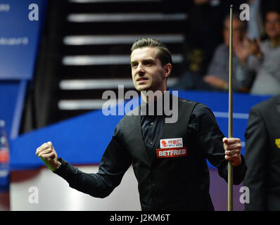 Mark Selby célèbre remportant son match de demi-finale contre Ding Junhui sur quinze jours du championnat du monde de snooker Betfred à The Crucible Theatre, Sheffield. Banque D'Images