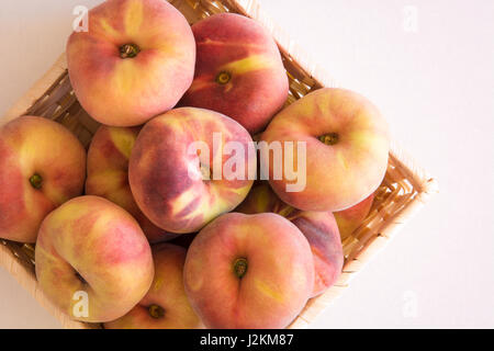 Portrait d'un panier de pêches de vigne, également appelé pêches beignets Banque D'Images