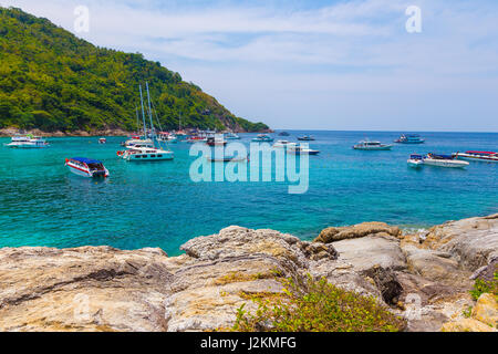 Phuket, Thaïlande - 18 mars 2017 - Des bateaux d'excursion dans le parc près de l'océan l'île de Raya, une des nombreuses belles îles de Phuket, Thaïlande le 18 mars 2017. Banque D'Images