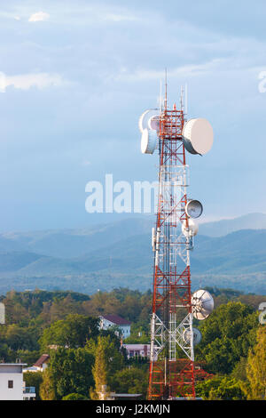 Tour de télécommunication contre ciel nuageux ciel bleu et les montagnes lointaines, avec des prix pour l'espace de copie Banque D'Images