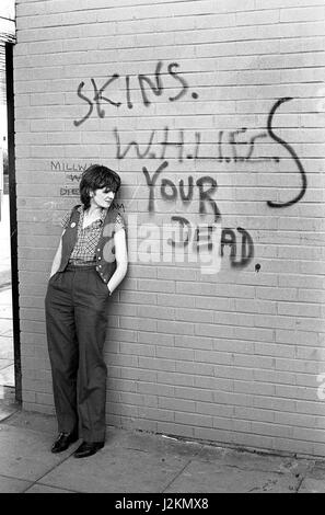Jeune femme enfants adolescents période punk era Bretagne Septembre 1978 PHOTO PAR DAVID BAGNALL Banque D'Images