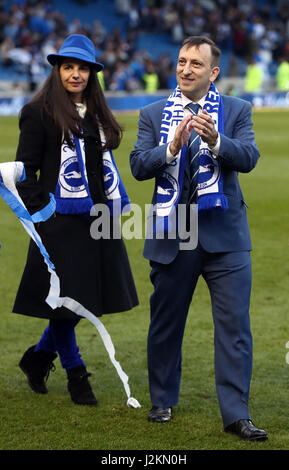 Brighton & Hove Albion propriétaire et président Tony Bloom accompagné de sa femme Linda célèbre promotion au cours d'un défilé autour du terrain à la suite de la Sky Bet Championship match au stade AMEX, Brighton. Banque D'Images