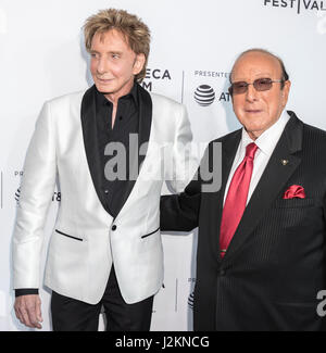 New York, États-Unis. Apr 19, 2017. Barry Manilow et Clive Davis assister à la 2017 Tribeca Film Festival - "Clive Davis : La bande originale de nos vies' première mondiale - soirée d'ouverture au Radio City Music Hall Crédit : Sam Aronov/Pacific Press/Alamy Live News Banque D'Images