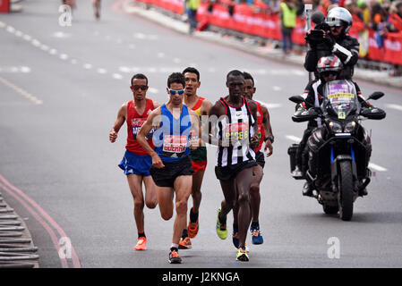 Javier Guerra participe au marathon de Londres 2017, devant un peloton avec un créateur de rythme, un vélo caméra BBC TV Banque D'Images