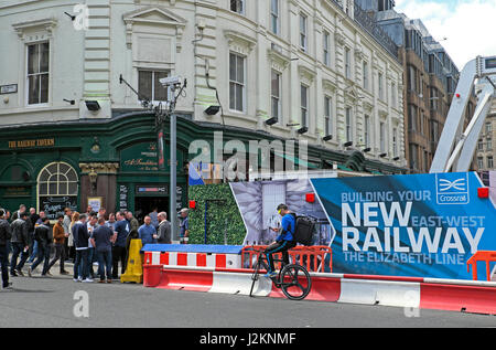 Avis de personnes pub & traverse la thésaurisation de la construction de la nouvelle ligne Elizabeth près de la gare de Liverpool Street dans la ville de London UK KATHY DEWITT Banque D'Images