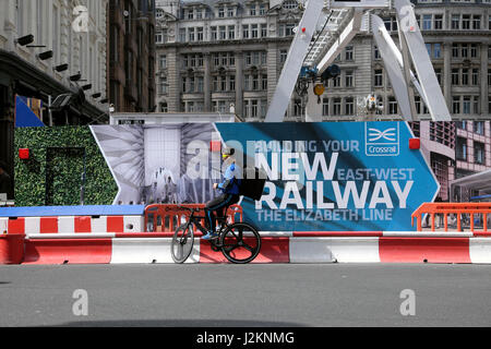 Courier avoir reste et nouvelle construction traverse pour le nouveau panneau publicitaire Elizabeth ligne près de la gare de Liverpool Street dans City of London UK KATHY DEWITT Banque D'Images