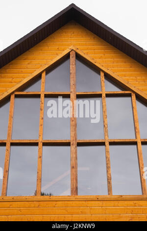 Fenêtres panoramiques sur mur extérieur arrière de bois de pin blanc de style cottage log cabin à la fin de l'été. Banque D'Images