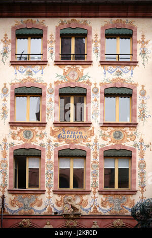 Mainz, Allemagne - 20 Avril 2017 : La façade de la pharmacie de l'lion historique cathédrale peinte avec flora et célèbres chefs le 20 avril 2017 dans Ma Banque D'Images