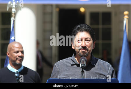 New York City, USA. Apr 28, 2017. Ancien Mets pitcher Jesse Orosco presse adresses & fans. NYC Maire Bill De Blasio a rejoint l'ancien joueurs Mets Jesse Orosco, Bobby Ojeda & Darryl Strawberry sur les étapes de l'hôtel de ville de New York à l'honneur Cy Young Award Winner et acteur clé dans les mets's 1986 World Series Championship, Dwight Gooden 'Doc'. Gooden, qui a longtemps lutté avec de l'alcool et à la cocaïne, a été incapable d'impossibilité de participer à l'équipe de la revue de la victoire le long de Broadway trente-et-un ans avant. Credit : PACIFIC PRESS/Alamy Live News Banque D'Images