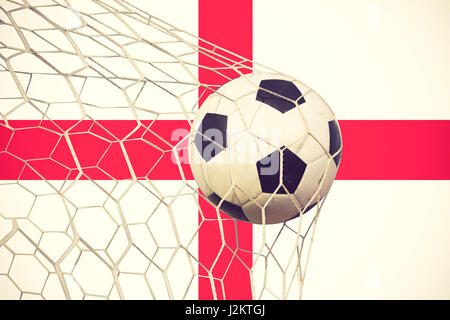 Buts de soccer. Drapeau anglais avec un ballon de soccer dans une couleur vintage net Banque D'Images