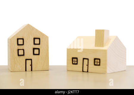Maisons en bois miniature sur fond blanc. Chemins de détourage inclus Banque D'Images