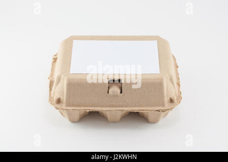 Fort d'oeufs en papier - carton d'oeufs sur fond blanc Banque D'Images