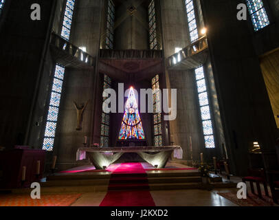 Le chœur de l'église Notre-Dame, sa fenêtre en triangle (Claude Idoux), Royan, France, Europe. Banque D'Images