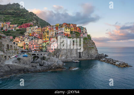 Le village de Cinque Terre manarola en ligurie, italie, prises à l'aube Banque D'Images