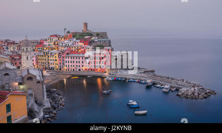 Le port dans le village de vernazza Cinque Terre en ligurie, italie, prises à l'aube Banque D'Images