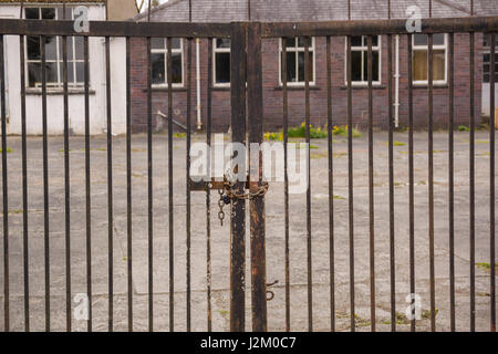 Ensemble de portes de sécurité verrouillé à une épave ou des locaux commerciaux ou industriels abandonnés Banque D'Images