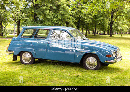 Saab 95 voiture suédoise classique, voiture vétéran dans le parc, République tchèque, Europe Banque D'Images