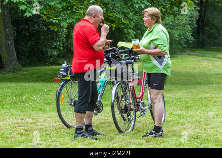 Cyclistes lors d'un arrêt collation, couple Senior personnes âgées Banque D'Images