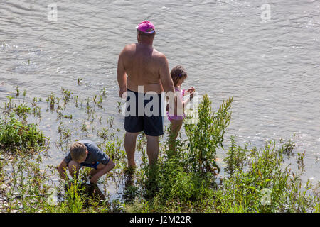 Père avec les enfants sur un voyage d'été à une rivière, République Tchèque, Europe Banque D'Images