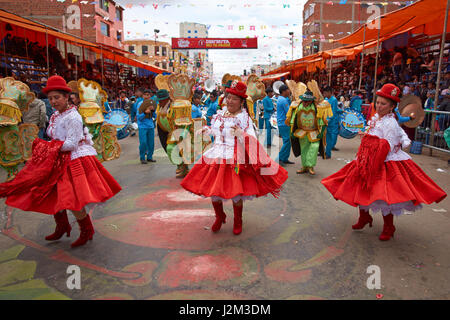 Groupe de danse de Morenada tenues colorées en défilant à travers la ville minière d'Oruro sur l'Altiplano de Bolivie, au cours de l'assemblée annuelle du carnaval d'Oruro. Banque D'Images