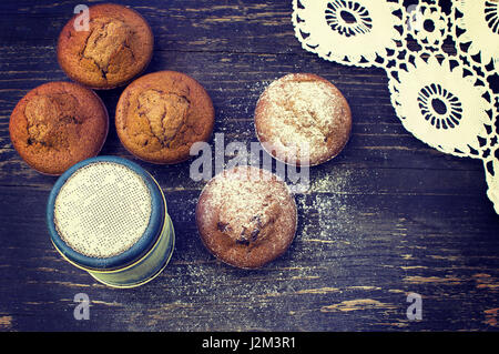 Close up of chocolate muffins sur table en bois.effet tonifiant Banque D'Images