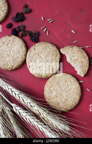 Les cookies à l'avoine et aux raisins maison saine Banque D'Images