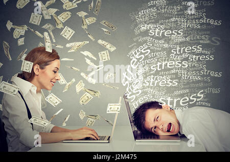 La rémunération des salariés de l'économie. Femme avec succès sous la pluie en espèces working on laptop faire de l'argent assis à côté de l'accent sur les jeunes hommes. Récompenser la différen Banque D'Images