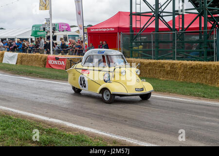 Laverstoke Park Farm, Overton, Basingstoke, Hampshire, Royaume-Uni. 28 août 2016. Messerschmitt à trois roues sur la piste de course de côte à Radio 2 breakfast show DJ, Chris Evans Location Fest 2016 - Location du Sud, de l'alimentation, de la famille et de la musique pour enfants de la BBC dans le besoin. © Vous Bailey / Alamy Banque D'Images