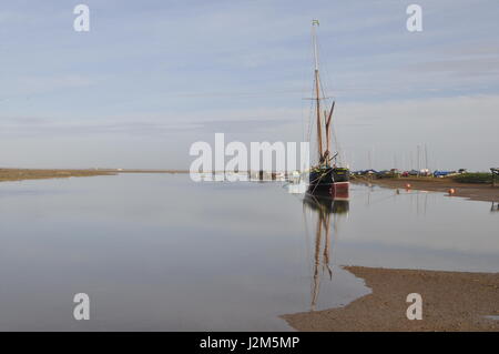 Blakeney Creek North Norfolk, Royaume-Uni, avec la barge à Juno. Banque D'Images