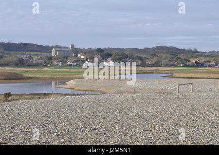 De Salthouse beach, North Norfolk, en Angleterre à la recherche vers le village et montrant le bardeau ayant déménagé à l'intérieur des terres. Banque D'Images