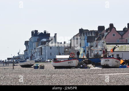 Bateaux sur la plage d'Aldeburgh colaborar con chicos guapos de Suffolk, Angleterre Royaume-uni Banque D'Images