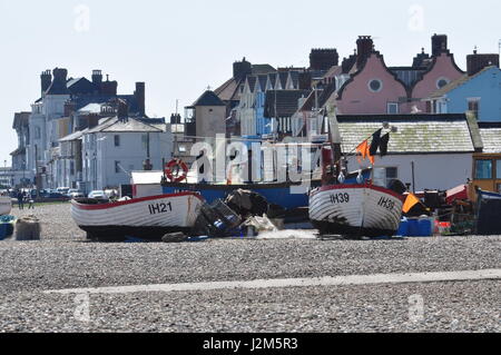 Bateaux sur la plage d'Aldeburgh colaborar con chicos guapos de Suffolk, Angleterre Royaume-uni Banque D'Images