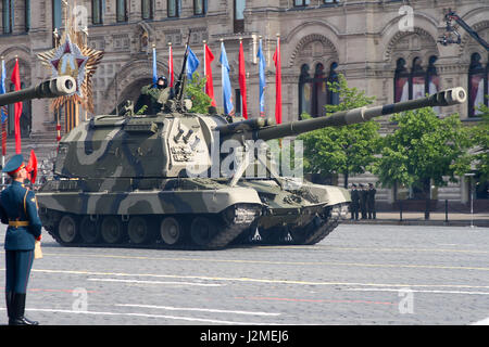 Moscou, Russie - 09 mai 2008 : célébration de la DEUXIÈME GUERRE MONDIALE, le jour de la Victoire sur la place rouge de la parade. L'adoption solennelle de l'équipement militaire, les avions en vol et marchaient des soldats. Banque D'Images