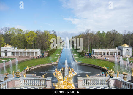 PETERHOF, RUSSIE - 10 MAI 2015 : voir l'emblématique de Peterhof Palace à canal et ses fontaines, Saint-Pétersbourg, Russie. Banque D'Images