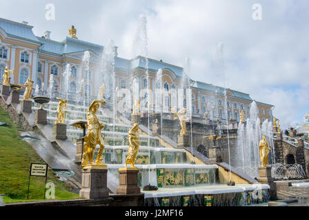 PETERHOF, RUSSIE - 10 MAI 2015 : voir l'emblématique de Peterhof Palace à Saint-Pétersbourg, Russie. Banque D'Images