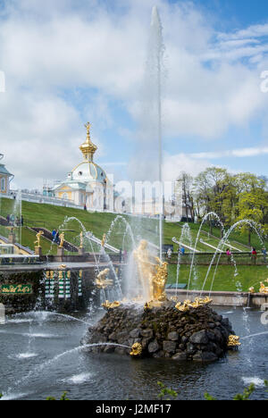 PETERHOF, RUSSIE - 10 MAI 2015 : voir l'emblématique de Peterhof Palace à Saint-Pétersbourg, Russie. Banque D'Images