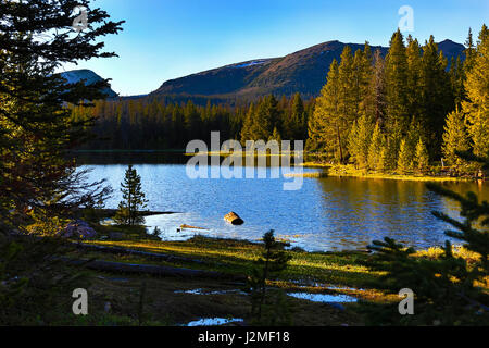 Fin d'après-midi vue sur lac théière dans les montagnes du nord de l'Uinta dans l'Utah. Ce lac pittoresque est situé le long de la Mirror Lake Scenic Byway. Banque D'Images