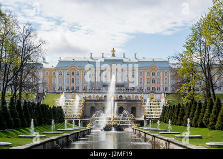 PETERHOF, RUSSIE - 10 MAI 2015 : voir l'emblématique de Peterhof Palace à Saint-Pétersbourg, Russie. Banque D'Images