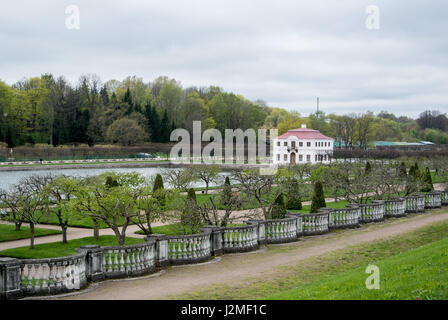 PETERHOF, RUSSIE - 10 MAI 2015 : jardins bas du parc de Peterhof, vue d'un étang et une maison solitaire, Saint-Pétersbourg, Russie. Banque D'Images