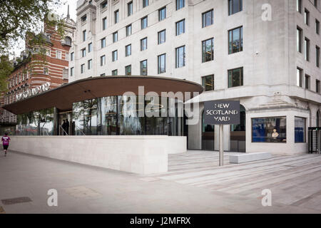 Nouveau siège de la Police métropolitaine de Victoria Embankment (Curtis Green Building) avec la nouvelle rotation de Scotland Yard signe. London, UK Banque D'Images